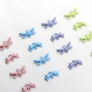 Vue à plat de pendentifs nœuds en alliage macaron pour création de colliers et bracelets