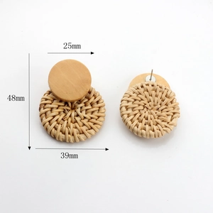 Detailansicht geometrischer Rattan-Ohrringe aus Holz mit 48mm Größenangaben für Damen