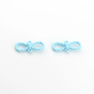 Détail de breloques infini bleu ciel avec texture corde pour la création de bijoux DIY