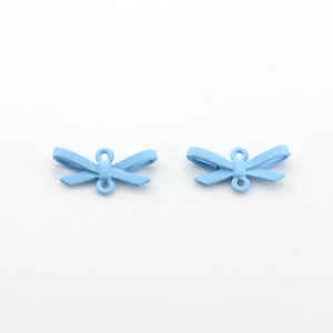 Détail de breloques nœud papillon bleu ciel avec deux anneaux pour bijoux DIY