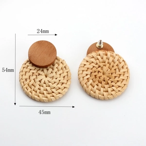 Detailansicht böhmischer Rattan-Ohrringe mit Holzsteckern und präzisen Maßen