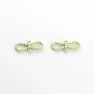 Gros plan de pendentifs nœud infini vert clair mat pour création de bijoux DIY