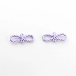 Vue détaillée de breloques nœuds doubles violet mat pour la création de bijoux DIY