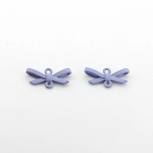 Détail macro de pendentifs nœuds lilas mats avec doubles anneaux pour bijoux DIY