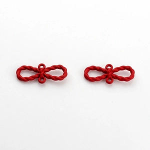 Détail de deux pendentifs nœud rouge mat pour la création de bijoux et projets DIY