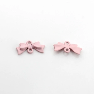 Vue macro détaillée des pendentifs nœuds en émail rose mat pour bijoux DIY