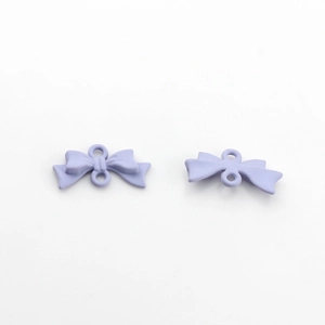 Gros plan de pendentifs nœuds lilas mats avec doubles boucles pour bijoux DIY