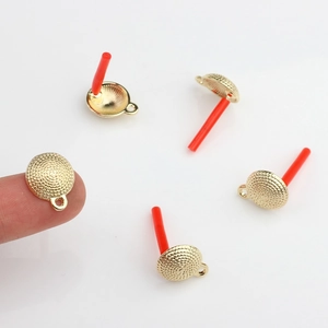 Détail de clous d'oreilles ronds dorés texturés avec tige en argent S925 et petit anneau