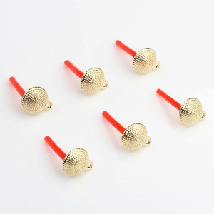 Puces d'oreilles rondes dorées texturées avec tiges en argent S925 sur fond blanc minimaliste