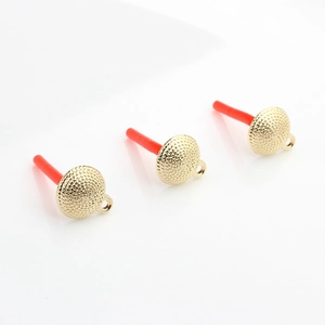 Détail de connecteurs de bijoux sphériques dorés texturés avec boucles pour boucles d'oreilles