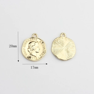 Vue macro détaillée de pendentifs pièces dorées de 20mm montrant le recto et le verso