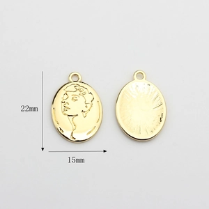 Détails du pendentif ovale doré 22x15mm avec relief Hepburn et dos texturé soleil