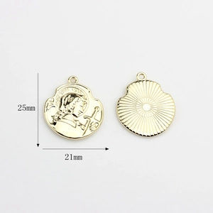 Détail d'un pendentif pièce en alliage doré rétro avec relief Jeanne d'Arc et texture rayons