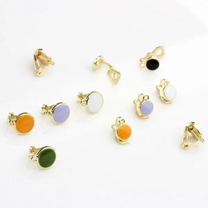 Macrodetail van ronde emaille clip-on oorbelconverters voor DIY-sieraden maken