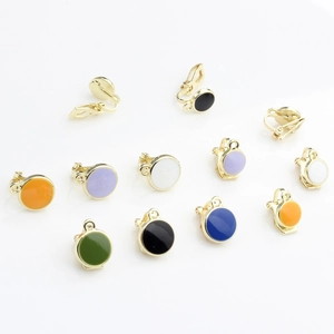 Detail van kleurrijke emaille ronde oorclips met gouden basis voor DIY-sieraden maken