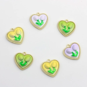 Gros plan de pendentifs tulipes en forme de cœur en émail pastel pour bijoux DIY