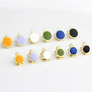Detail van kleurrijke emaille ronde bedeltjes met gouden clips voor DIY oorbellen