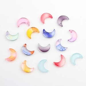 Détail de perles en cristal de verre coloré en forme de lune pour la création de bijoux