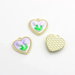 Détail de breloques tulipes en cœur avec émail violet et bordure perlée dorée pour bijoux