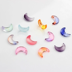 Détail de perles de lune en verre coloré avec feuilles d'or pour la création de bijoux