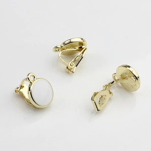 Detailweergave van gouden clip-on oorbellen converters met witte emaille bedeltjes