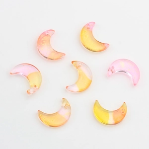 Détail de perles en verre lune avec dégradé rose-jaune et éclats de feuilles d'or