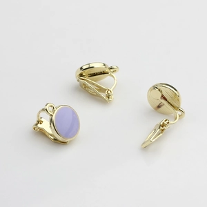 Detail van gouden DIY oorbelomzetters met lavendelkleurig rond blad en verende clips
