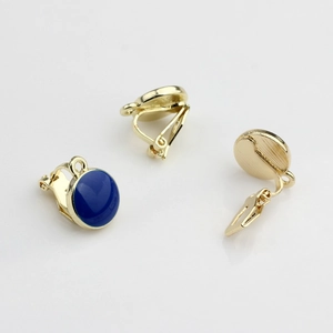 Detail van gouden clip-on oorbelomvormers met blauw email en handige ophanglussen