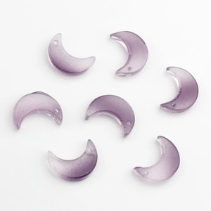 Détail de perles en verre lilas translucide en forme de lune avec paillettes fines