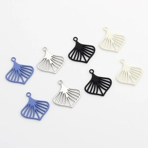 Colgantes de hojas huecas en púrpura plata negro y blanco roto para joyería DIY