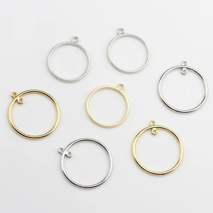 Vue détaillée des pendentifs ronds creux dorés et argentés pour la création de bijoux DIY