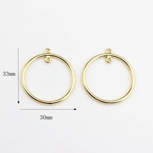 Vue détaillée de cadres de boucles d'oreilles circulaires en alliage doré de 33x30mm