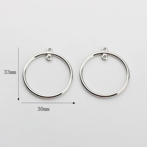 Détail de breloques rondes en alliage argenté avec mesures de 33mm et 30mm