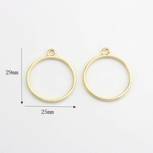 Détail des pendentifs cercles évidés 25x29mm avec boucle en finition dorée brillante