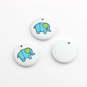 Detail von runden Holzanhängern für DIY-Schmuck mit sauberem Origami-Elefantenprint