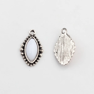 Details van antieke zilveren marquise hangers met witte inleg en een kralenrand