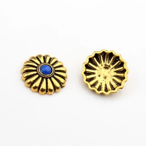 Detailansicht eines Vintage-Gold-Gänseblümchens aus Legierung mit blauem Edelstein