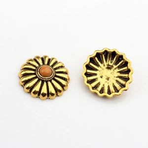 Makroansicht der Vorder- und Rückseite von Vintage-Gänseblümchen-Goldlegierungsblumen