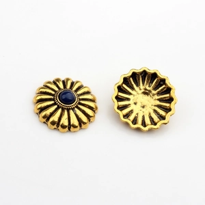 Makrofoto von Vintage Gänseblümchen Anhänger mit Gold-Finish und marineblauem Edelstein
