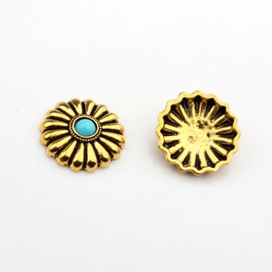 Detailansicht von Vintage Gold-Sonnenblumen-Anhänger mit himmelblauem Stein und hohler Rückseite