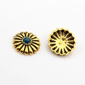 Details des Vintage-Gold Gänseblümchen-Anhängers mit blauem Zentrum, Vorder- und Rückseite