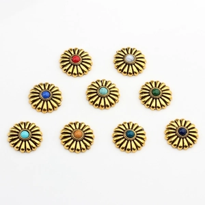Neun Vintage-Gold-Sonnenblumen-Conchos mit bunten Cabochons für DIY-Bastelarbeiten