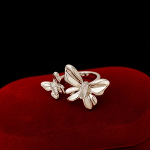 Bague ouverte papillon argentée polie avec zirconiums dans un coffret en velours rouge