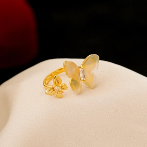 Bague papillon dorée ajustable avec ailes translucides et pierres en zircone brillant