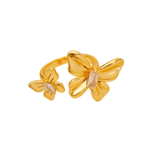 Bague ouverte papillon dorée élégante avec cristaux de zircone sur fond blanc pur