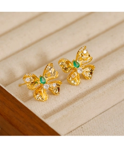 Vista detallada de los pendientes de mariposa vintage con piedras verdes en forma de gota