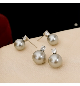 Détail macro de boucles d'oreilles perles grises avec cristaux ronds étincelants
