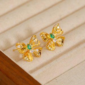Pendientes de mariposa dorados con piedras verdes en forma de pera y circonitas blancas