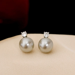 Boucles d'oreilles classiques perles gris argenté et oxydes de zirconium sur soie