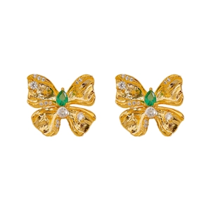 Elegantes pendientes de mariposa dorados con piedras verdes y diamantes blancos en fondo blanco